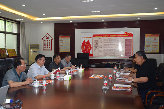 臨汾市市場監(jiān)督管理局局長、非公企業(yè)黨委書記張東紅<br>在科海集團調研非公黨建工作