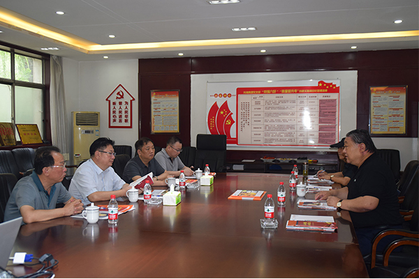 臨汾市市場監(jiān)督管理局局長、非公企業(yè)黨委書記張東紅<br>在科海集團調(diào)研非公黨建工作